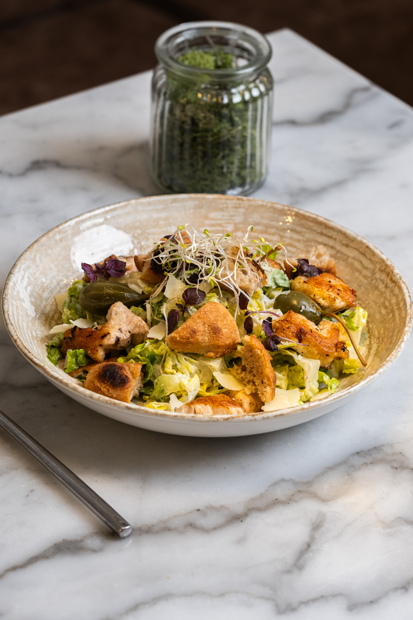 Caesar Salad 2.0 mit Crispy Chicken, Parmesan und Caesar Dressing – Gigi's Restaurant Offenburg